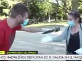 Una mujer enseña usa los guantes de su boda para protegerse del coronavirus.