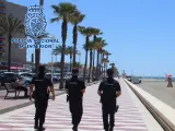 Tres agentes de Policía Nacional patrullan por el Paseo Marítimo de Almería