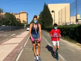 Eva y su hijo Pablo disfrutan de un paseo en patinete.
