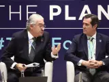 El consejero delegado de Endesa, Jos&eacute; Bogas (i), el presidente de CEOE, Antonio Garamendi (d), presentan el panel 'Transici&oacute;n Justa' durante la und&eacute;cima jornada de la Cumbre del Clima (COP25) en Ifema, Madrid (Espa&ntilde;a), a 12 de diciembre de 2019.