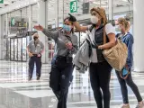 Agentes de seguridad piden las tarjetas de embarque en el Aeropuerto de Palma.