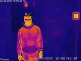 Una cámara térmica toma la temperatura de un hombre durante una demostración.