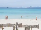 Varias personas en la playa de Ses Illetes, en Formentera (Baleares).