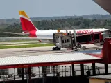 Avión de Iberia preparándose para un vuelo de repatriación de casi 300 españoles varados en Cuba por la pandemia del coronavirus, en el aeropuerto internacional José Martí de La Habana.