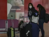 Dos pasajeras en la zona terminal de embarque del aeropuerto de Sevilla-San Pablo, habilitado este lunes como punto de entrada