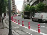 Desde esta mañana, la calle Guardia Civil de Logroño ha cambiado su sentido de tráfico y ha incorporado un nuevo carril bici.