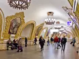 M&aacute;s que una estaci&oacute;n parece un lujoso palacio con sus mosaicos y sus l&aacute;mparas de ara&ntilde;a. Una visita a este lugar es muy recomendable por su espectacularidd. (Wikimedia Commons/ Antares 610).