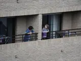 Dos mujeres conversan desde sus balcones en Val&egrave;ncia.