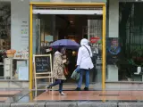 Una mujer con paraguas en Madrid en un día de lluvia