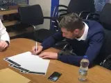 Emiliano Sala, firmando con el Cardiff.