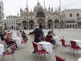 Imagen de la terraza de la icónica cafetería Caffe Quadri, ubicada en la plaza de San Marcos de Venecia.