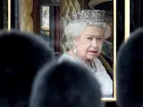 La reina Isabel II, en el Palacio de Buckingham, en Londres, antes de asistir a la sesión de apertura del Parlamento británico.