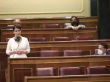 La diputada y portavoz adjunta de Vox en el Congreso, Macarena Olona, interviniendo en el pleno de control al Gobierno.