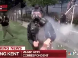 Atacan con una granada una reportera en Seattle.