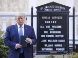 El presidente de EE UU, Donald Trump, posa con una Biblia junto a la iglesia episcopal de Saint John, en Washington.