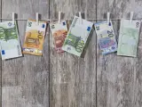 Los puentes que aparecen en los billetes de euro no están presentes en ningún país europeo. El motivo es evitar enfados entre los miembros y simbolizan la ausencia de fronteras entre ellos.