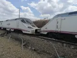 A consecuencia de la colisión, la cabeza motriz del tren ha descarrilado. Los maquinistas del Alvia están heridos.