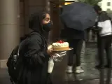 Una mujer saquea una tarta de queso en EE UU.