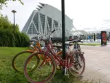 Bicicletas al lado del Museo de las Ciencias Príncipe Felipe de Valencia