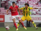 Julian Weigl, del Benfica, disputa un balón con Joao Pedro, del Tondela, en el estadio da Luz de Lisboa.