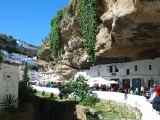 Setenil de las Bodegas es un municipio español que destaca por su peculiar arquitectura. Las casas tienen encima una enorme roca basáltica y son muy turísticas. (Foto: Wikipedia/Anfrei Dimofte)