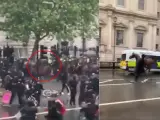 Un caballo se desboca en la protesta de Londres y provoca que el agente de policía que lo montaba choque contra un semáforo y caiga al suelo.