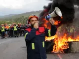 Trabajadores de Alcoa continúan sus protestas con una barricada