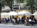 Terrazas en la Plaza de Olavide durante el cuarto día de la fase 1 y previo al fin de semana en Madrid.