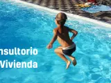 Un niño se lanza a una piscina.