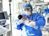 Un trabajador sanitario atiende a un recién nacido con sospecha de estar contagiado de COVID-19, en el hospital Mónica Pretelini de Toluca (México).