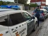 Detenida una octogenaria por rayar casi una veintena de vehículos en O Grove (Pontevedra).
