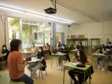 Alumnos de segundo de bachillerato del instituto Can Planas, durante una clase de catalán.