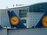 Aviones de Lufthansa aparcados en el aeropuerto internacional de Fráncfort, Alemania.