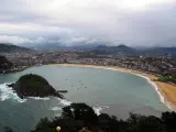 No muy lejos de Biarritz se encuentra esta espectacular playa situada en la bah&iacute;a de la localidad vasca. Su emplazamiento, rodeada por el Monte Igueldo y el Urgull, la otorga una gran belleza.