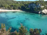 Aguas de color azul turquesa y un entorno de ensue&ntilde;o convierten ambos destinos en una recomendaci&oacute;n impresionante. Las dos est&aacute;n juntas, la primera est&aacute; formada por un arenal y a la segunda se accede por un peque&ntilde;o sendero y est&aacute; algo m&aacute;s escondida. (Foto: Wikipedia/Alejandro Mucho Cabrisas).