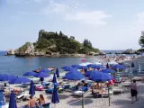 Playa muy popular en la isla de Sicilia. La zona se caracteriza por tener varias calas y grutas muy interesantes para la exploraci&oacute;n. (Foto: Wikipedia/Herandar).