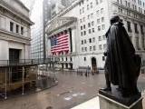 epa08361252 A quiet Wall Street with a view of a statue of George Washington (R) and the New York Stock Exchange in New York, New York, USA, 13 April 2020. Restrictions requiring the shut down of all non-essential businesses are currently in place around the United States to stop the spread of the highly-contagious coronavirus. These restrictions are having massive economic implications and some local and federal politicians are begining to suggest plans for lifting some rules in an effort to get parts of the economy going again; many health officials are worried this will lead to another spike in COVID-19 cases. EPA/JUSTIN LANE