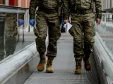 Dos militares caminando en una imagen de archivo.