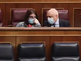 Adriana Lastra y Rafael Simancas hablan en sus escaños durante un Pleno del Congreso
