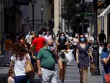 Gente protegida con mascarilla pasea por los comercios de las calles del centro de Córdoba.