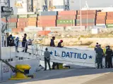 Inmigrantes desembarcando del Dattilo, de la flotilla del Aquarius