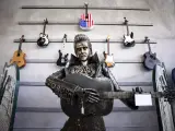 Una original estatua de Elvis Presley también sale a la venta, en la casa de subastas Julien's, en Beverly Hills, Los Ángeles (EE UU)