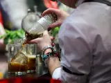 Un camarero prepara un cóctel