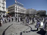 Decenas de sanitarios han homenajeado este sábado a las víctimas de la pandemia de Covid-19 en la Puerta del Sol de Madrid.