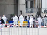 Imagen distribuida por las fuerzas armadas alemanas de la toma de muestras a trabajadores del matadero Toennies en Guetersloh, Alemania.