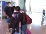 Los aeropuertos españoles han sido testigos este domingo de emotivos reencuentros cargados de lágrimas y abrazos de familiares que han pasado meses sin poder verse a causa del confinamiento y el cierre de fronteras decretado por el estado de alarma debido a la pandemia de coronavirus.