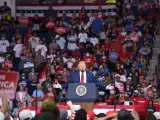 Tulsa (United States), 20/06/2020.- US President Donald J. Trump speaks during a rally inside the Bank of Oklahoma Center in Tulsa, Oklahoma, USA, 20 June 2020. The campaign rally is the first since the COVID-19 pandemic locked most of the country down in March 2020. (Elecciones, Estados Unidos) EFE/EPA/ALBERT HALIM