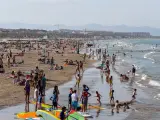 Aglomeració de persones en platja de la Malvarrosa durant la fase 2 de la desescalada en la pandèmia de coronavirus COVID19. A València, Espanya, a 3 de juny de 2020.