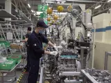 Imagen de un trabajador en una fábrica de motores.