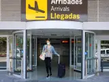 Una turista alemana a su llegada al aeropuerto de Ibiza.